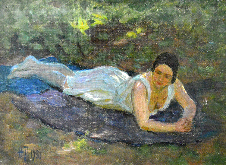 Frau auf einer Decke liegend