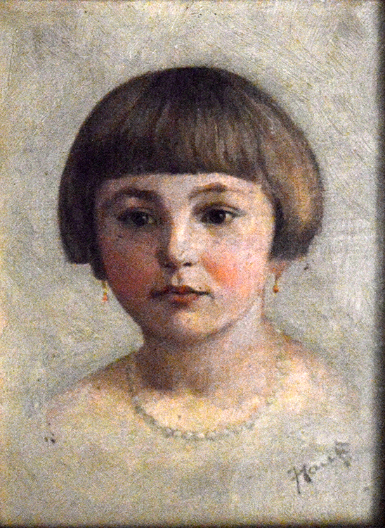 Portrait von junger Frau mit Rundhaarschnitt